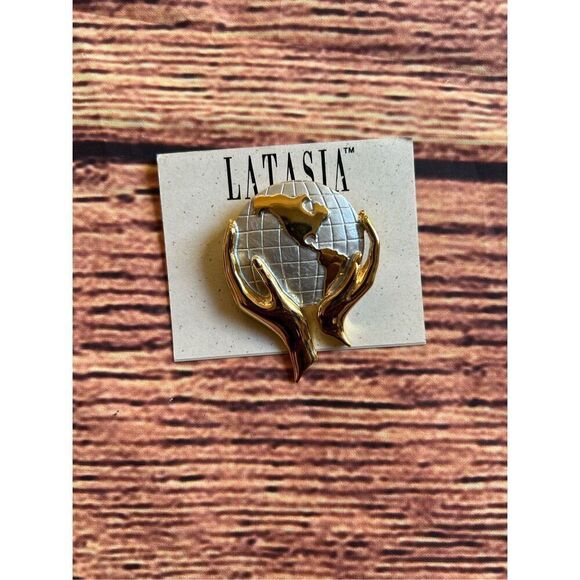 Globe Brooch Pin “The World In His Hands”‎ Gold Tone Vintage - Picture 3 of 5